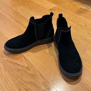 Earth Elements Avens black suede ankle boots.  Size 8. Worn once.